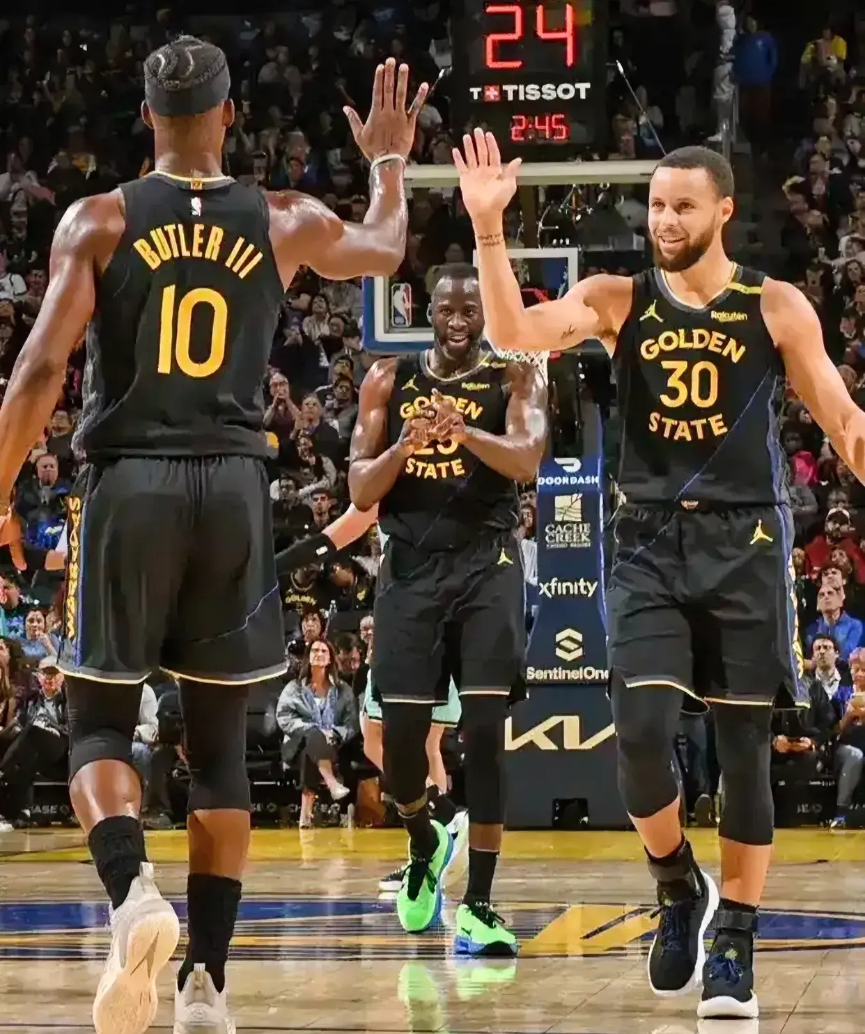 开云体育下载-勇士大将担任领袖，带领球队连胜