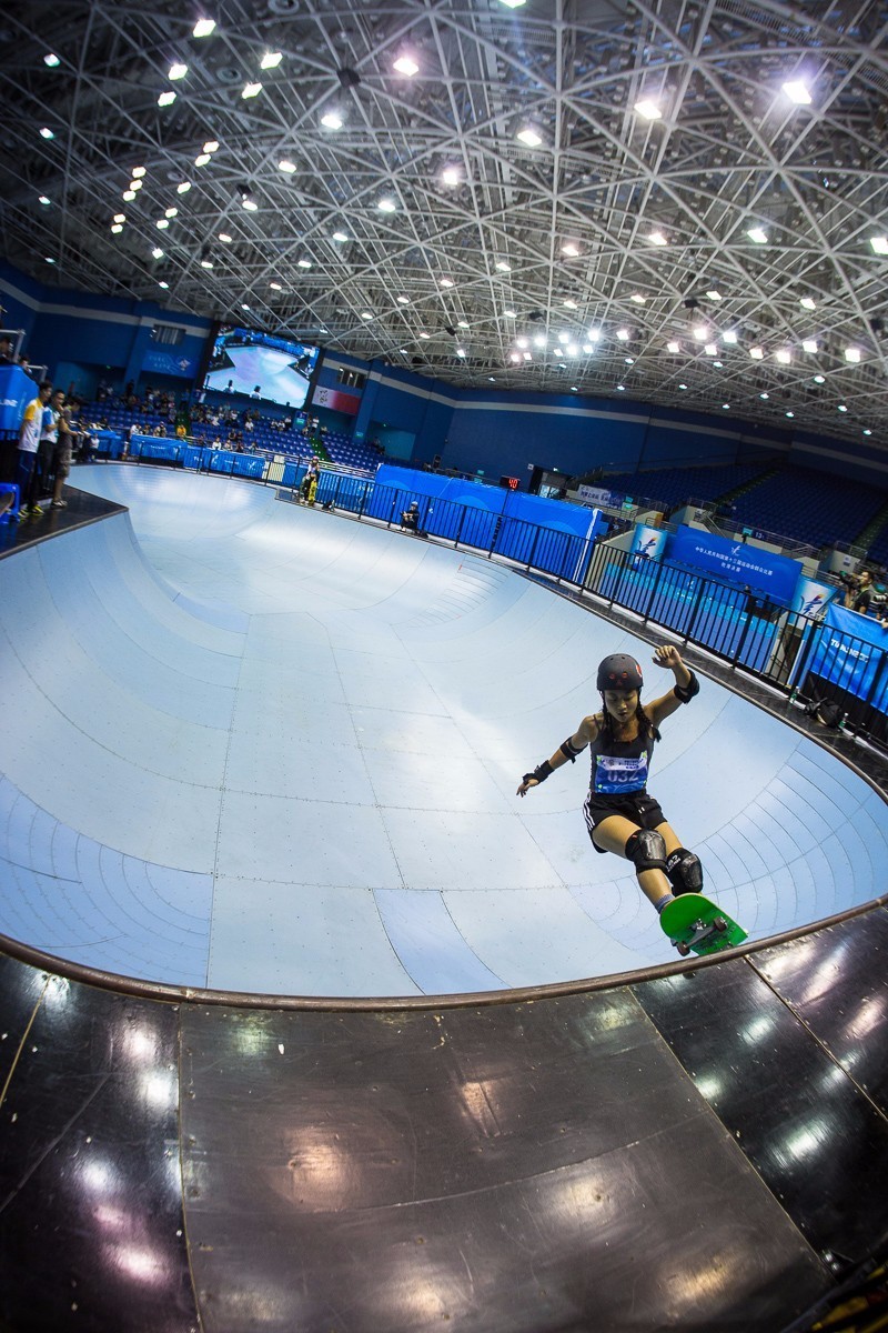 瑞士滑板选手在决赛中表现抢眼,夺冠 瑞士滑板选手在决赛中表现抢眼,夺冠