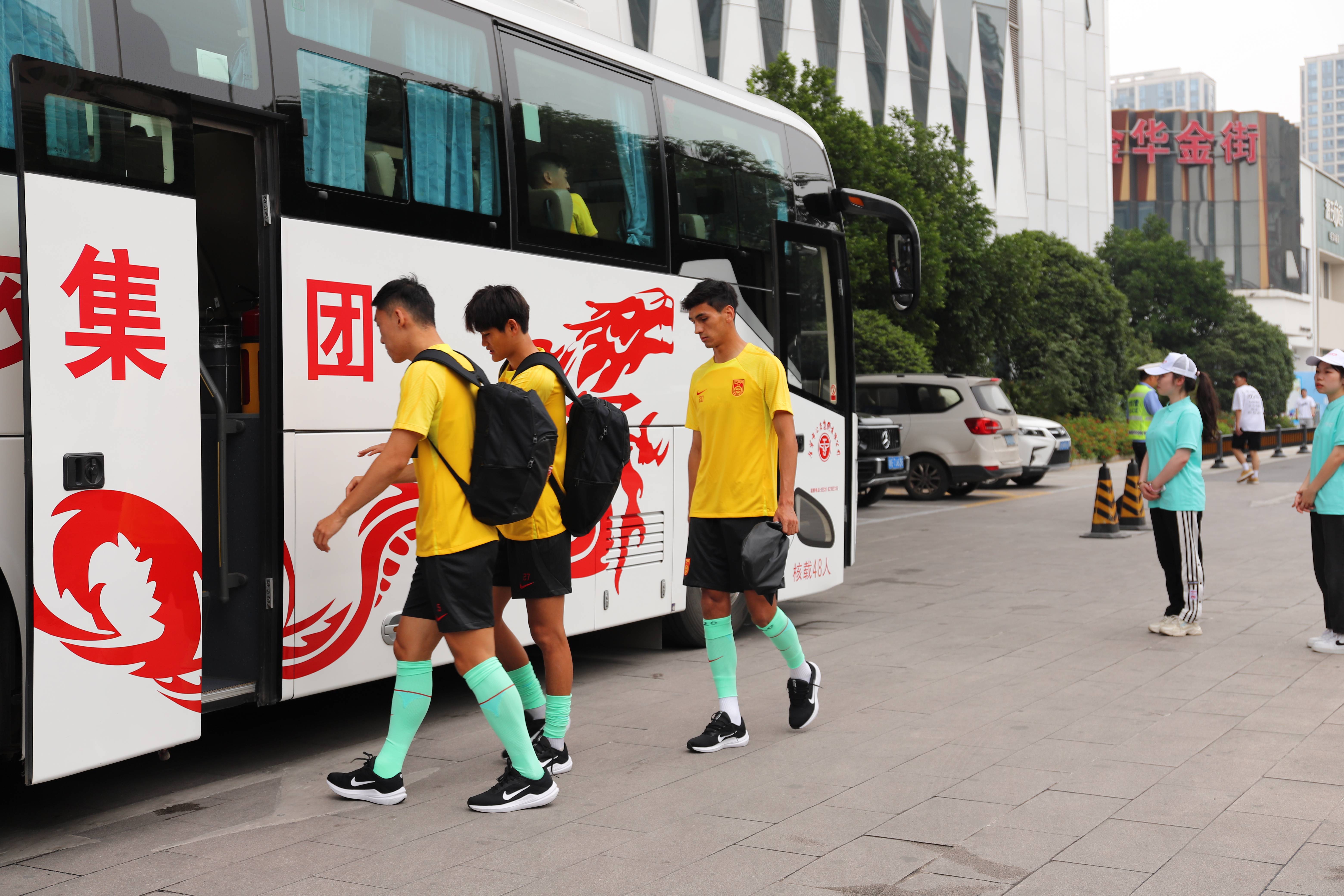 重庆队取得胜利,成功战胜了来访的广州富力队 重庆队取得胜利,成功战胜了来访的广州富力队