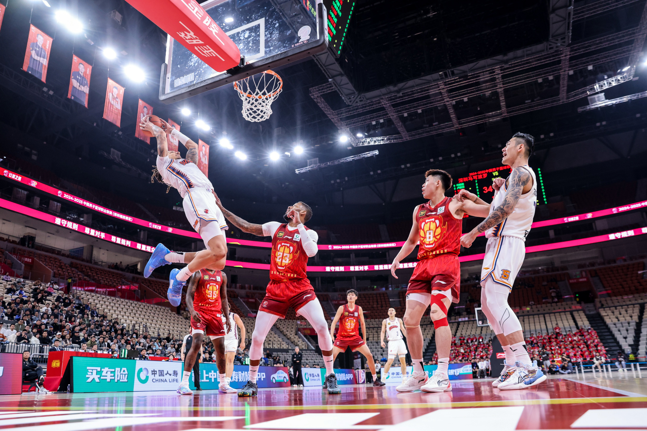 比赛披挂上阵,球员正备战下一场大战 比赛披挂上阵,球员正备战下一场大战