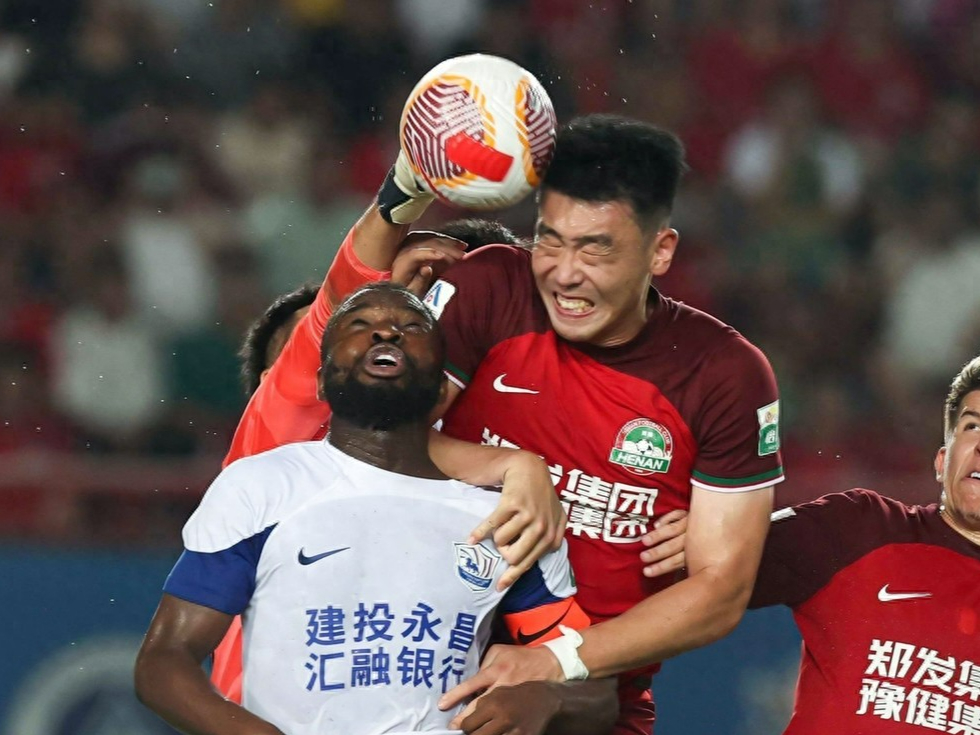 纷纷向球员喊话，期待球队取得胜利的简单介绍