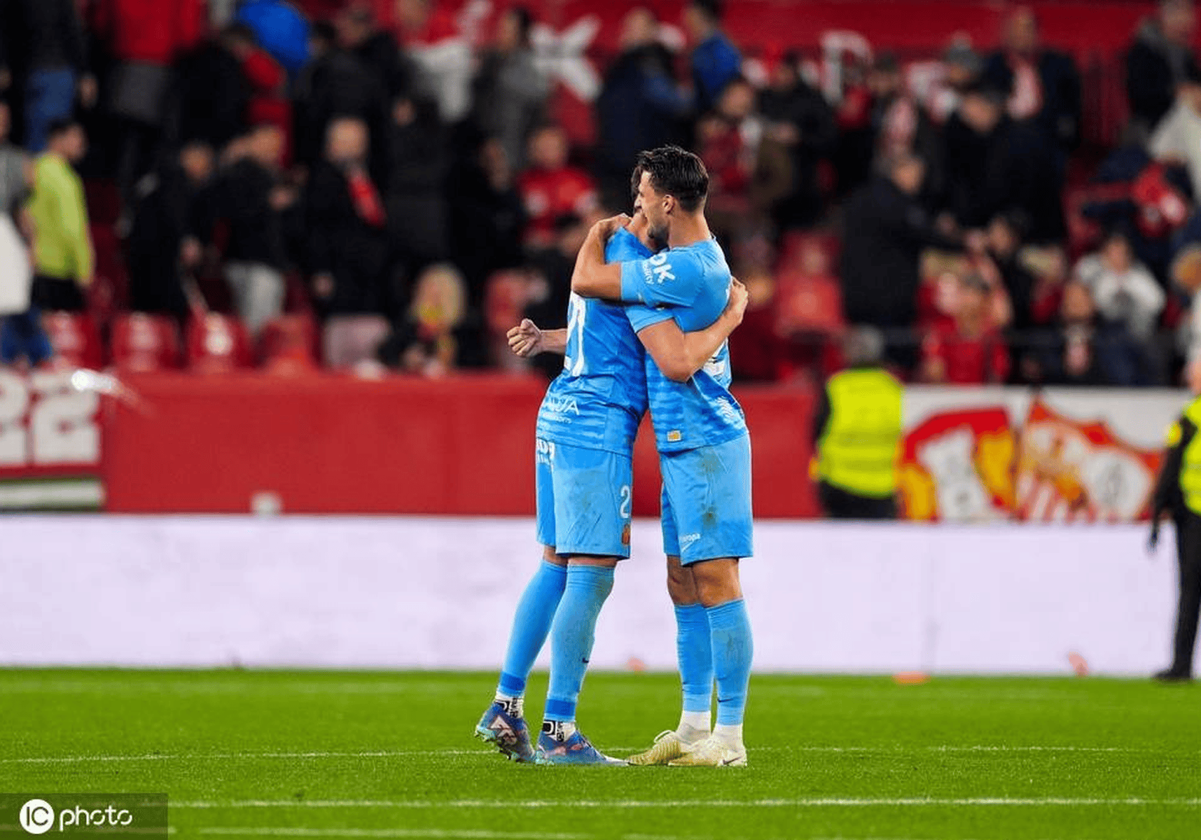 塞维利亚队员精湛球技，连胜两场