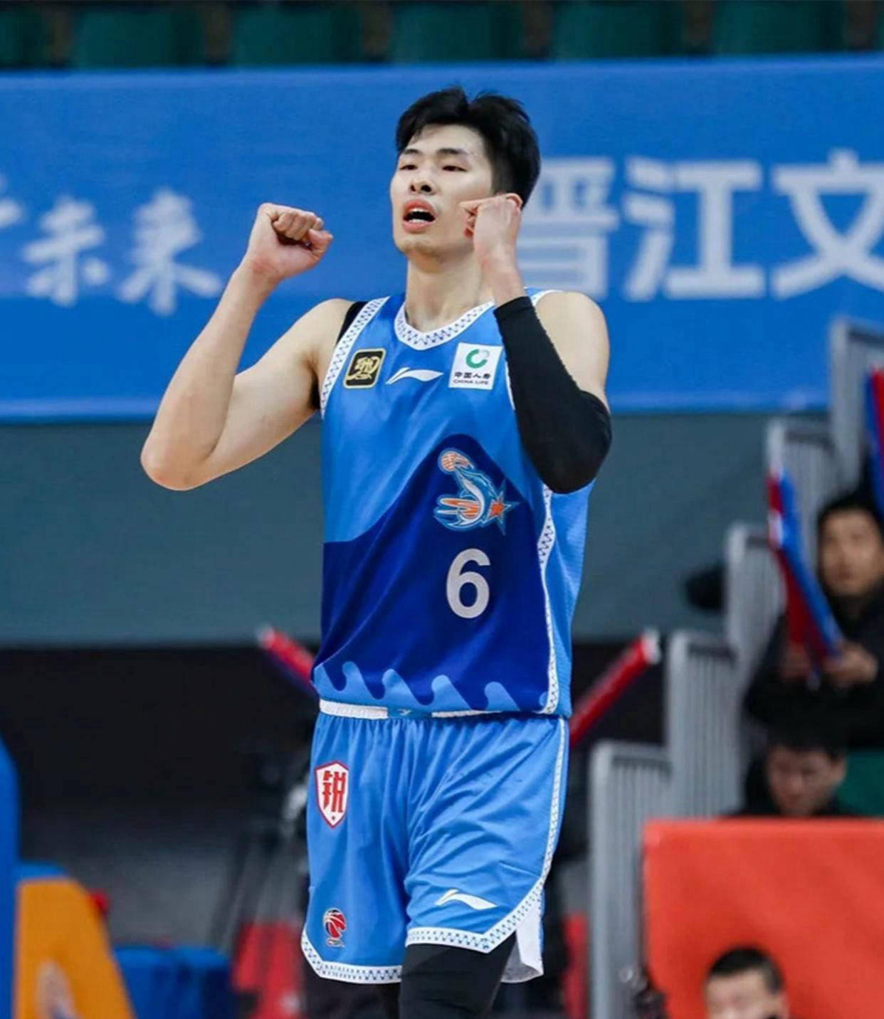 球队签下篮球教练新人，备战新赛季