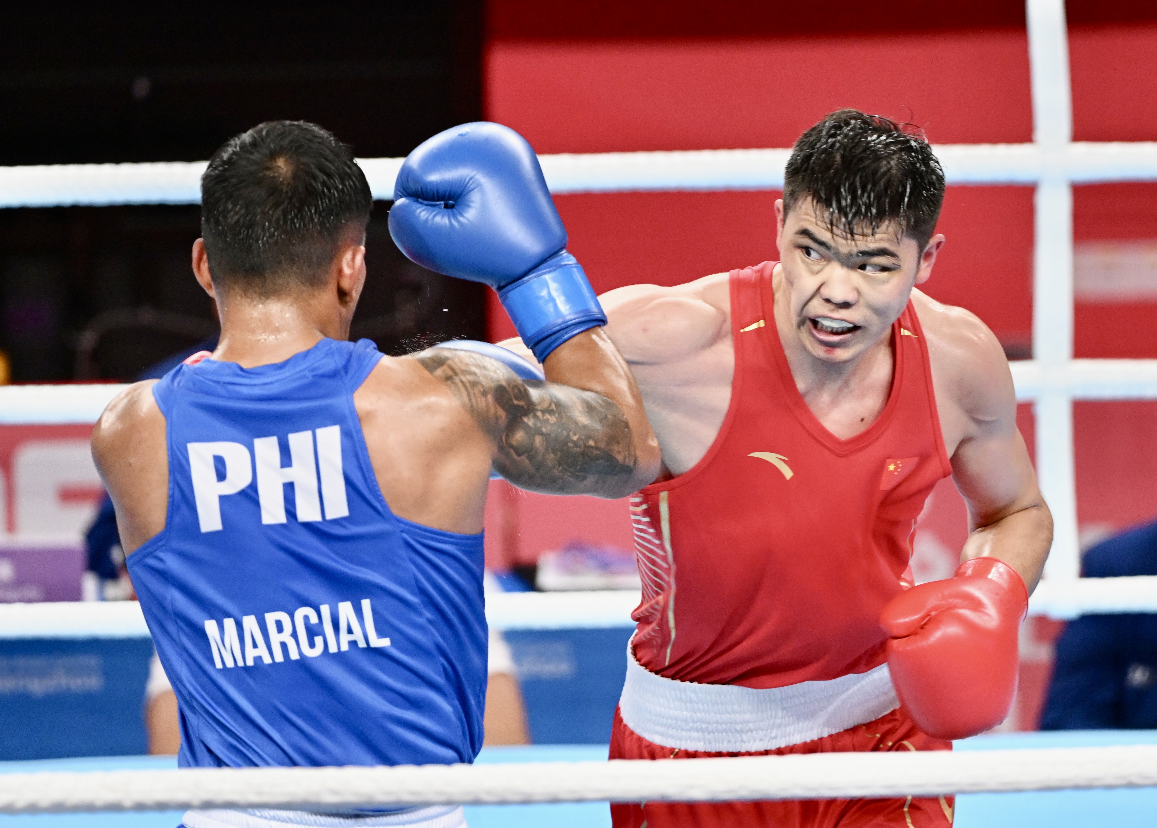 埃及男子拳击选手实现梦想，夺金！