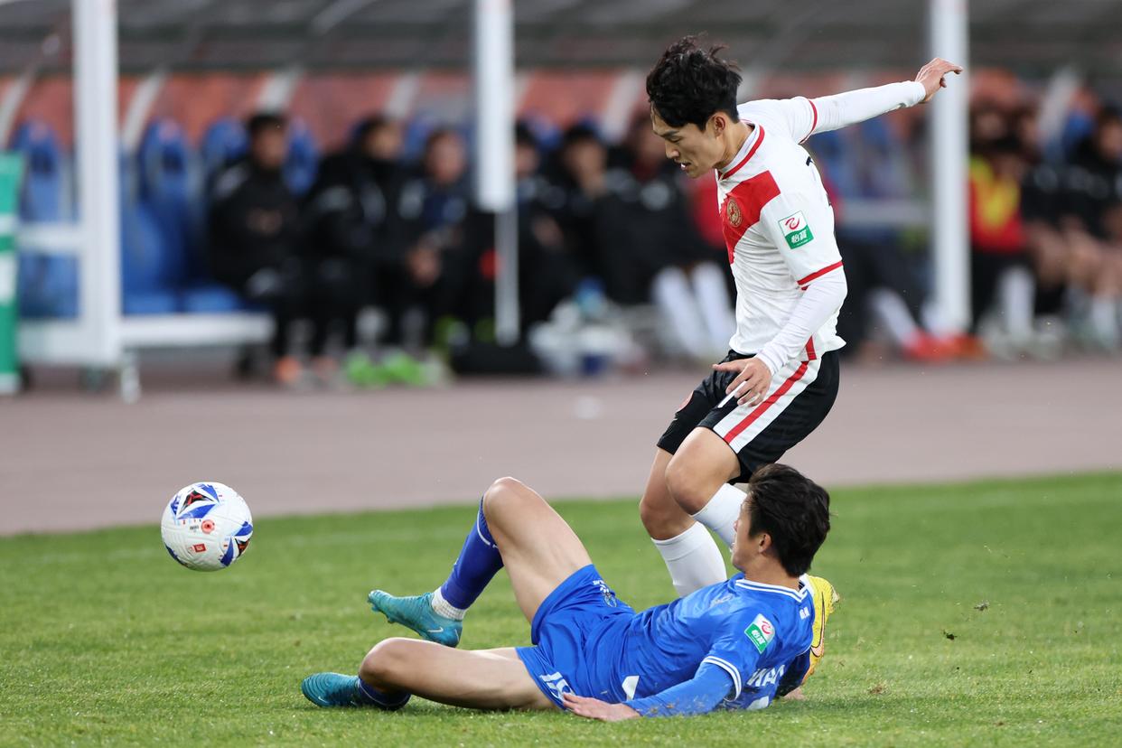 职业足球赛事轮番上演,球员技术不断提升 职业足球赛事轮番上演,球员技术不断提升