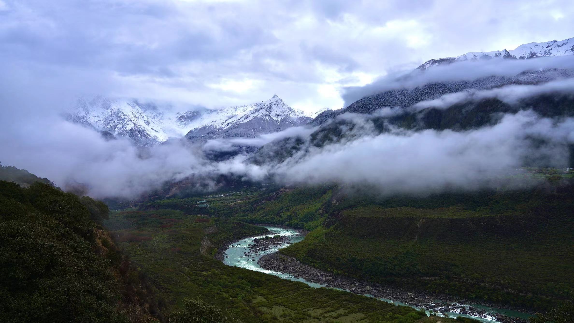 战斗瞬间波澜壮阔，运动员们为胜利苦战
