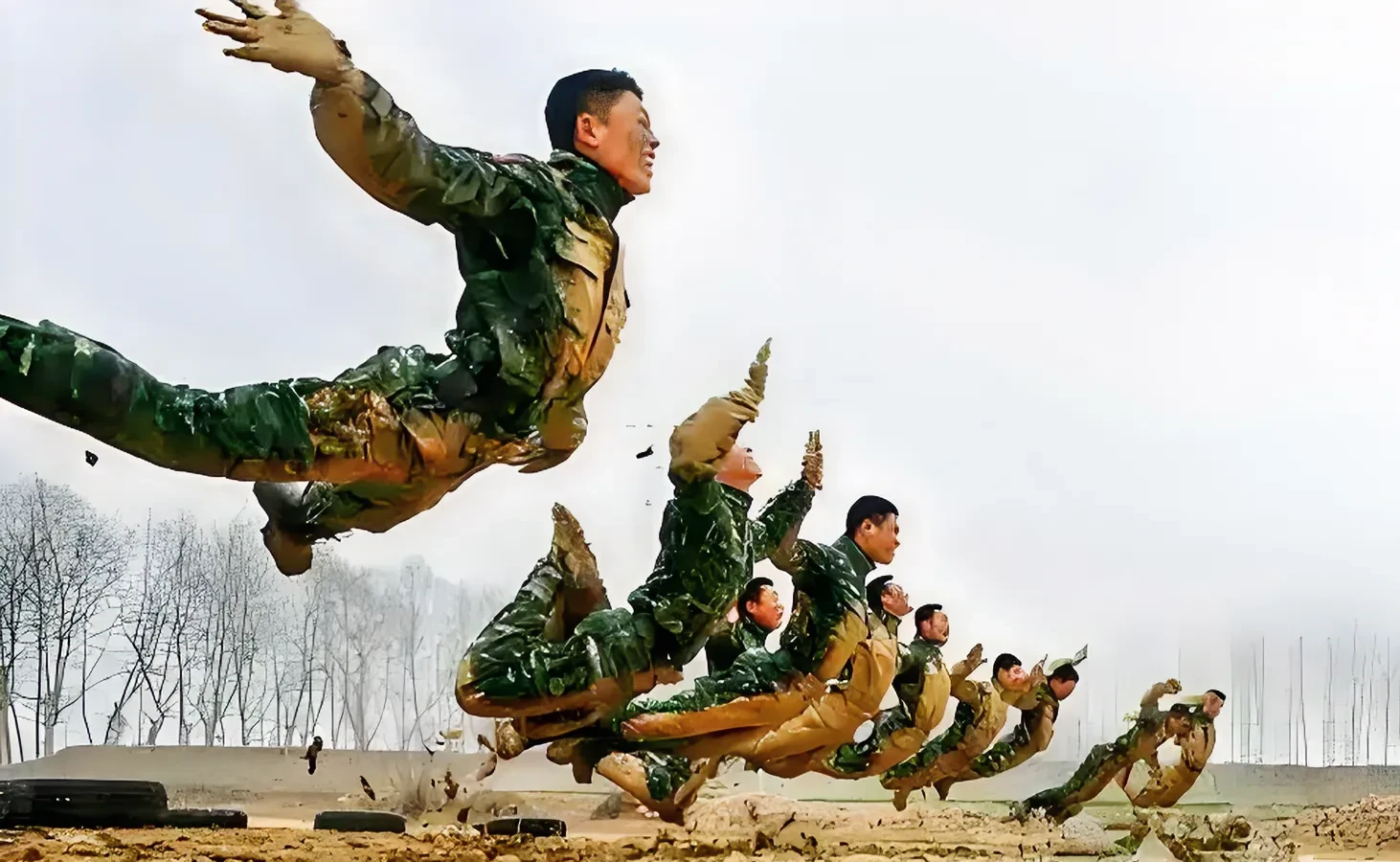 战斗瞬间波澜壮阔，运动员们为胜利苦战