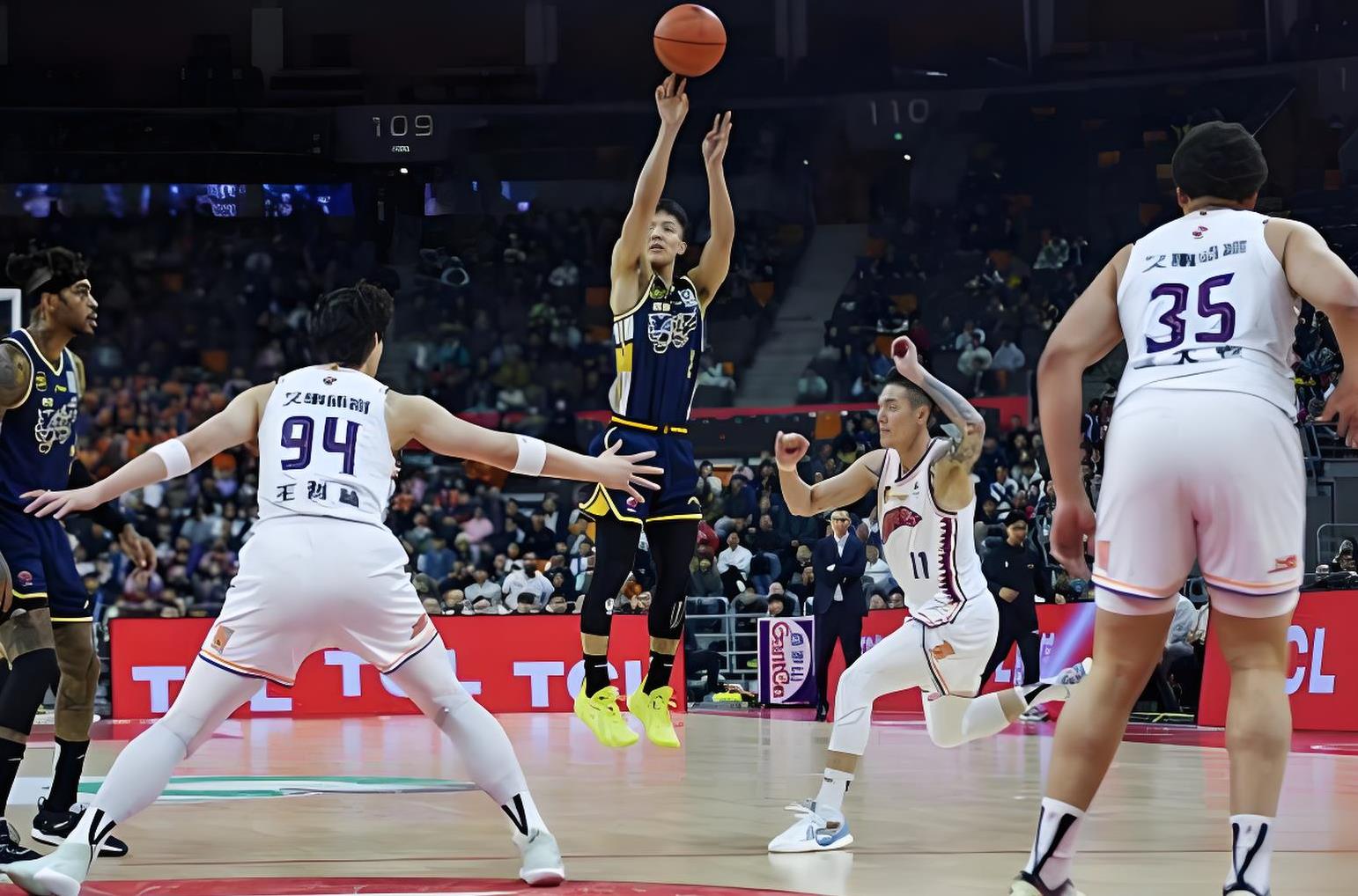 精英男篮赛场厮杀激烈篮球巨星展现绝技！