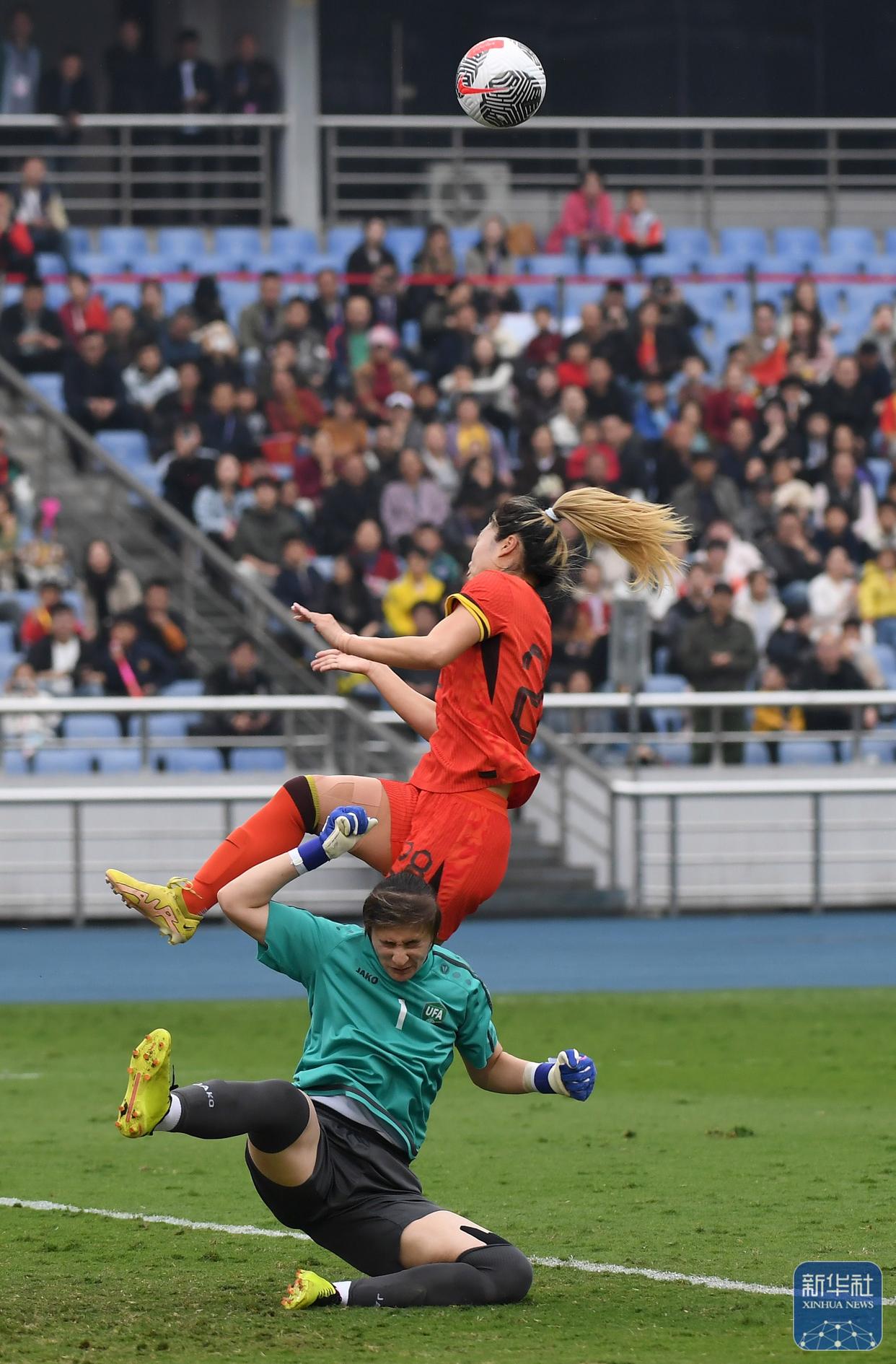 斯里兰卡女足队员群策群力，备战比赛