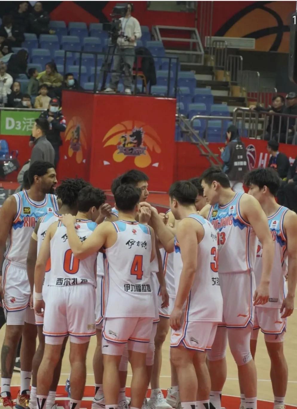 新疆队球员表现出色，主教练赞扬团队合作