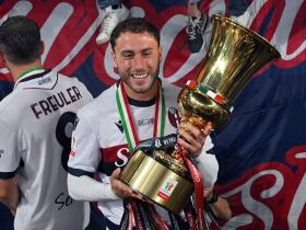 里尔球员在训练中秀技术,引来围观者 里尔球员在训练中秀技术,引来围观者