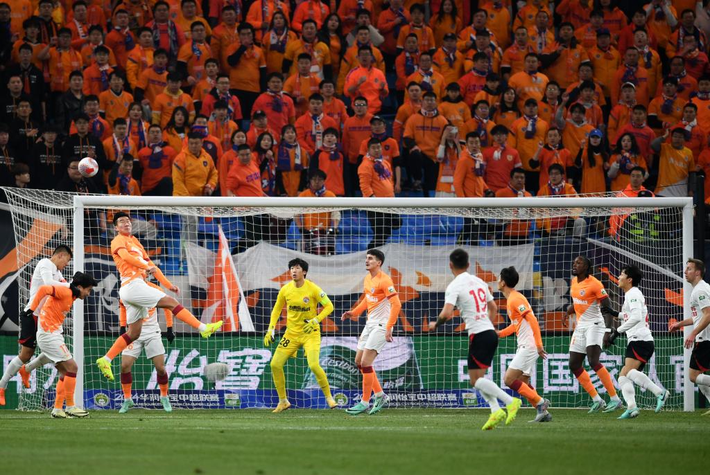 国内职业联赛中球队实力对比激烈拼抢 国内职业联赛中球队实力对比激烈拼抢