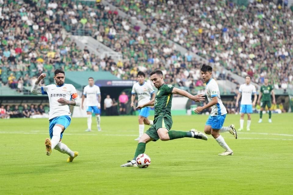 国内职业联赛中球队实力对比激烈拼抢 国内职业联赛中球队实力对比激烈拼抢