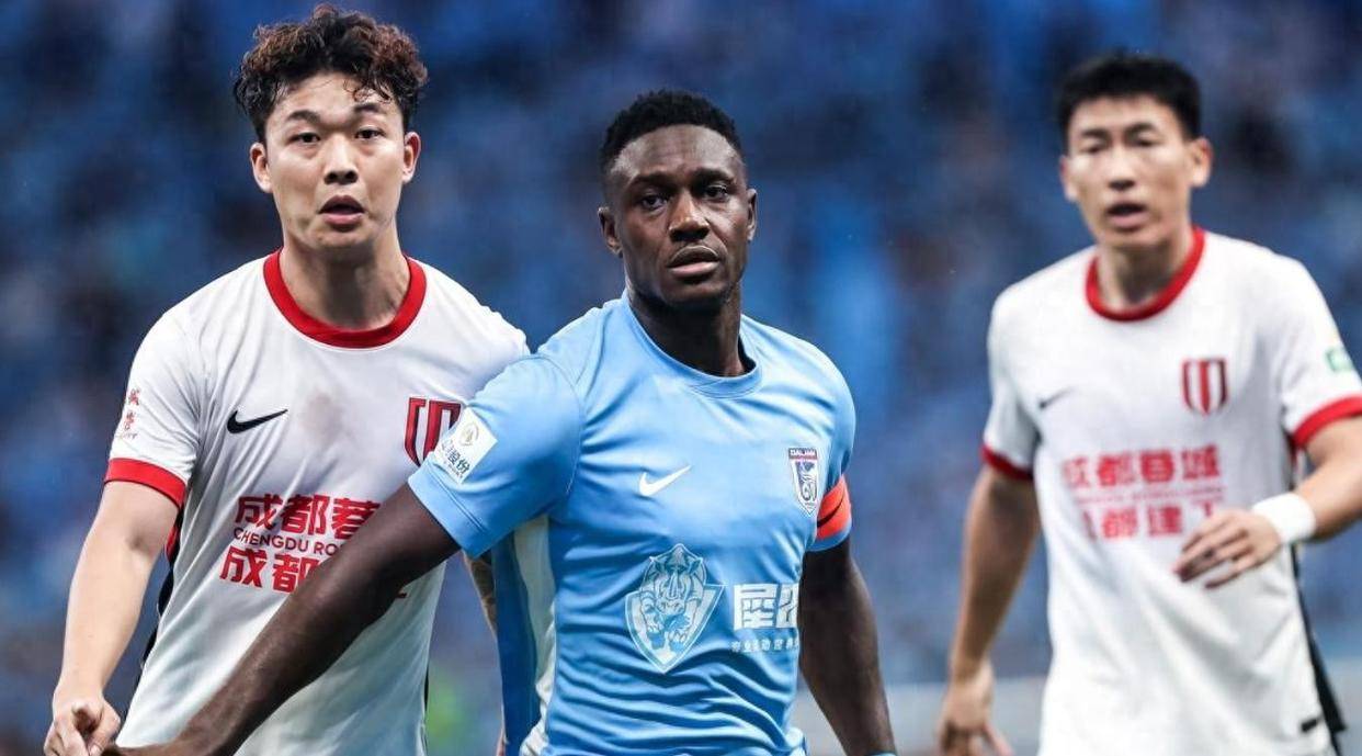 联赛战事激烈，豪强力争争夺头名的简单介绍