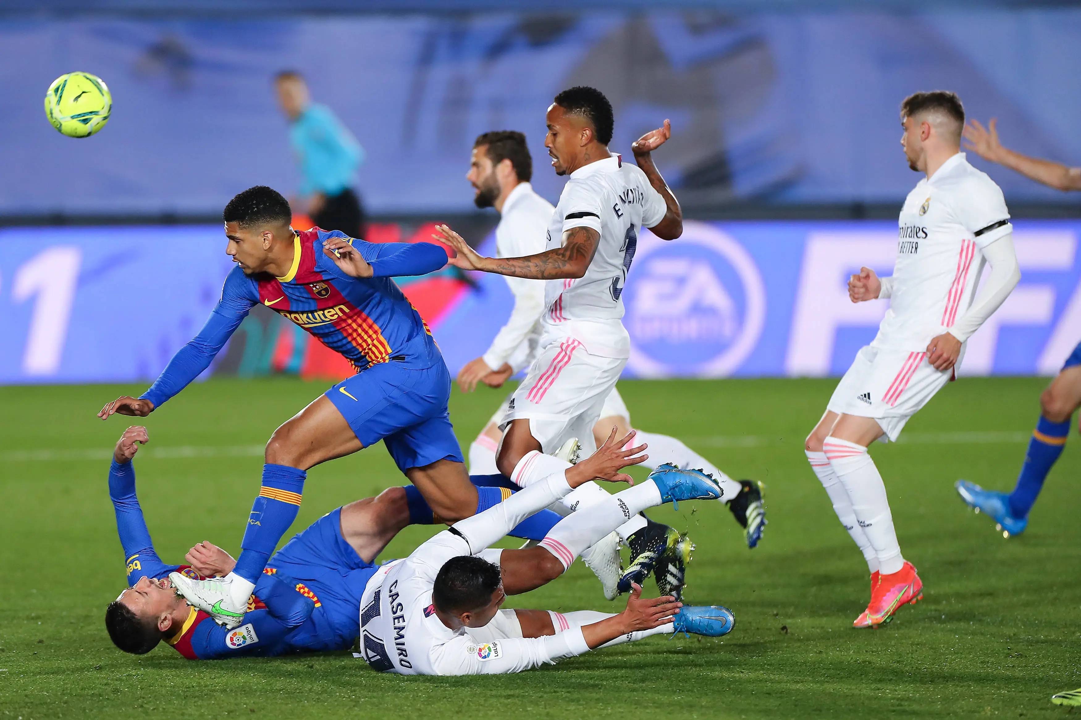 足球明星们在竞技场上展现出色彩斑斓的技术！