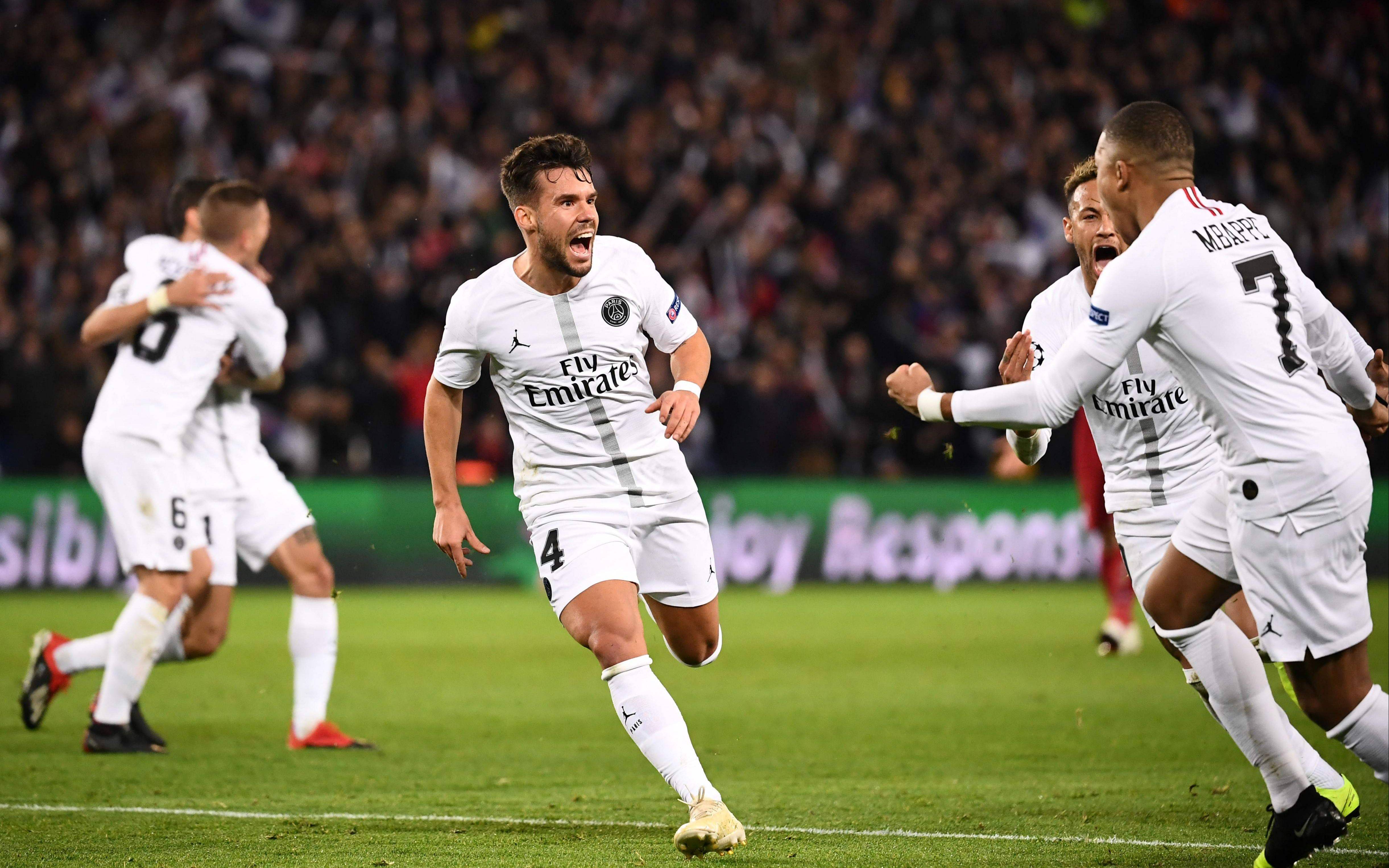 足球界一场惊心动魄的较量令观众心潮澎湃