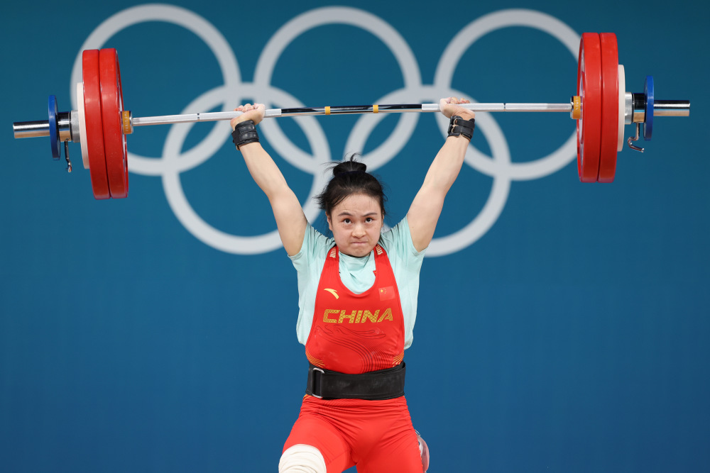 中国举重运动员刷新世界纪录，喜获殊荣