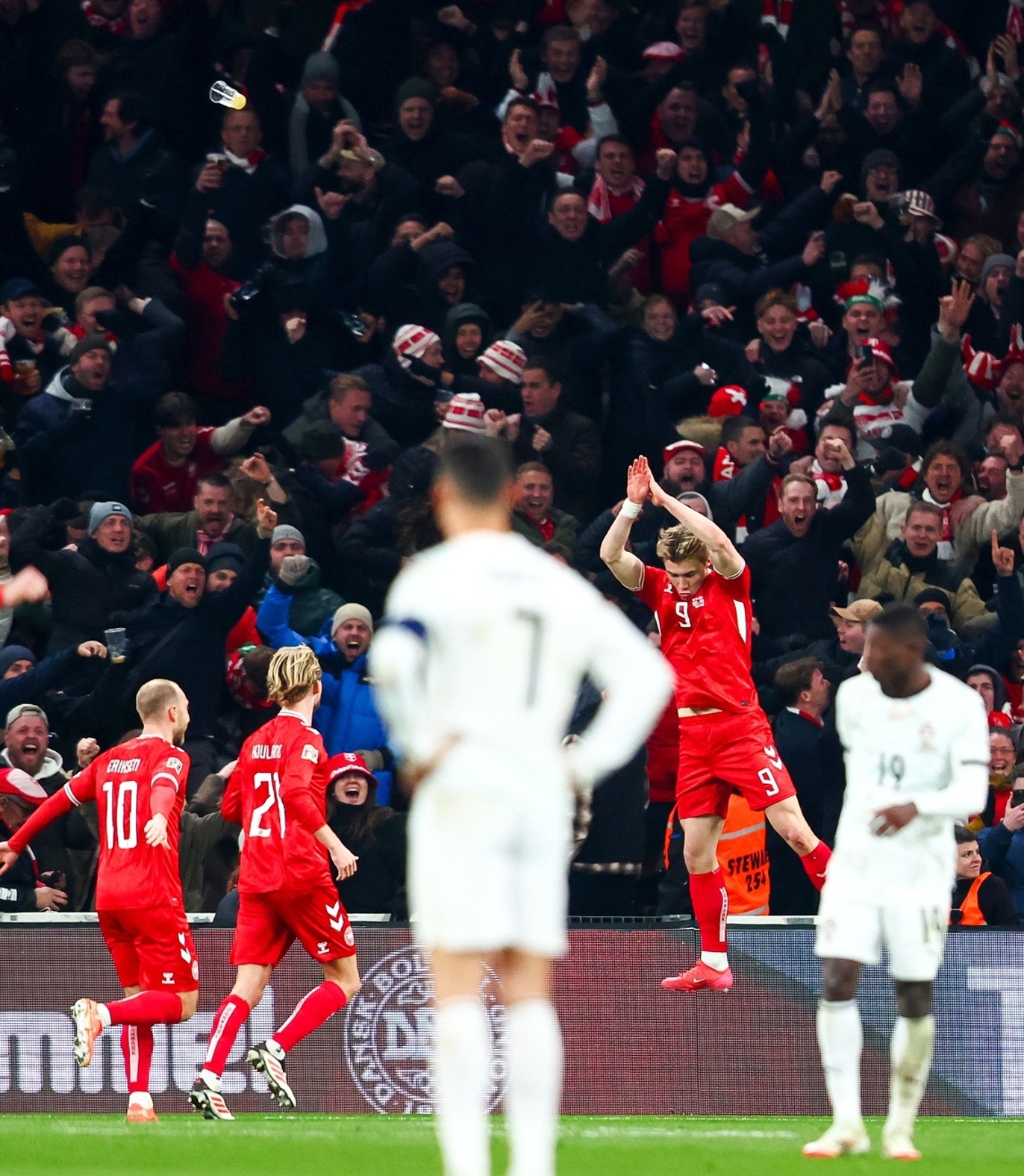 欧国联淘汰赛紧张进行,球迷心情跌宕起伏的简单介绍 欧国联淘汰赛紧张进行,球迷心情跌宕起伏的简单介绍