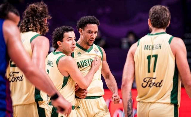 澳大利亚男篮全队发挥出色，轻松晋级八强