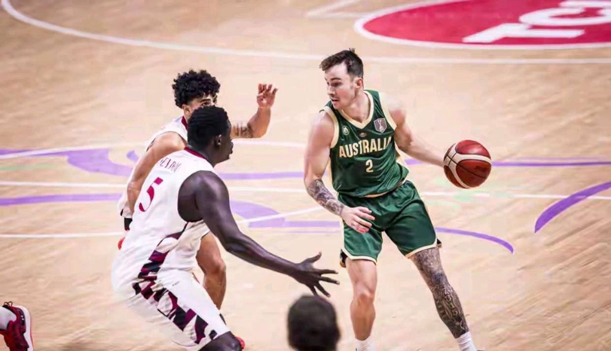 澳大利亚男篮全队发挥出色，轻松晋级八强
