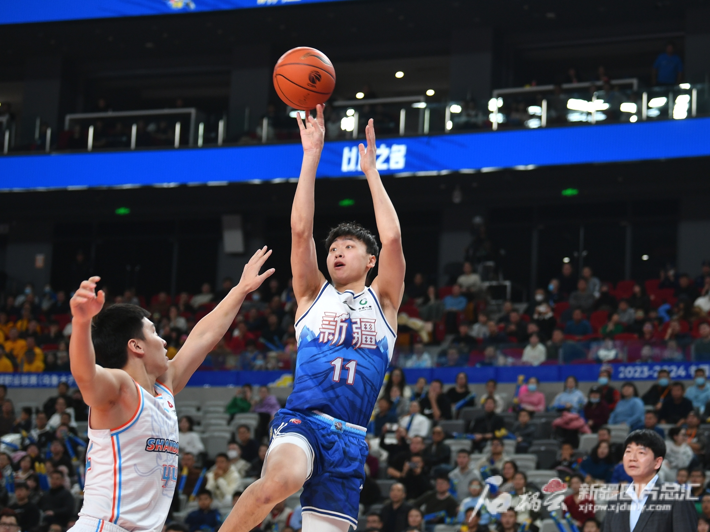 新疆队在比赛中抢眼表现，轻松获胜领跑