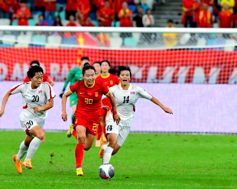 东京奥运女足赛场热闹非凡，中国队表现亮眼的简单介绍