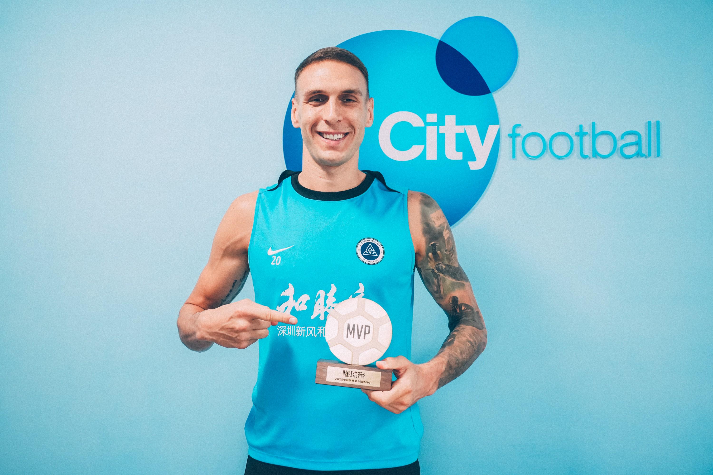 勇夺胜利的球员被球迷誉为当之无愧的MVP 勇夺胜利的球员被球迷誉为当之无愧的MVP