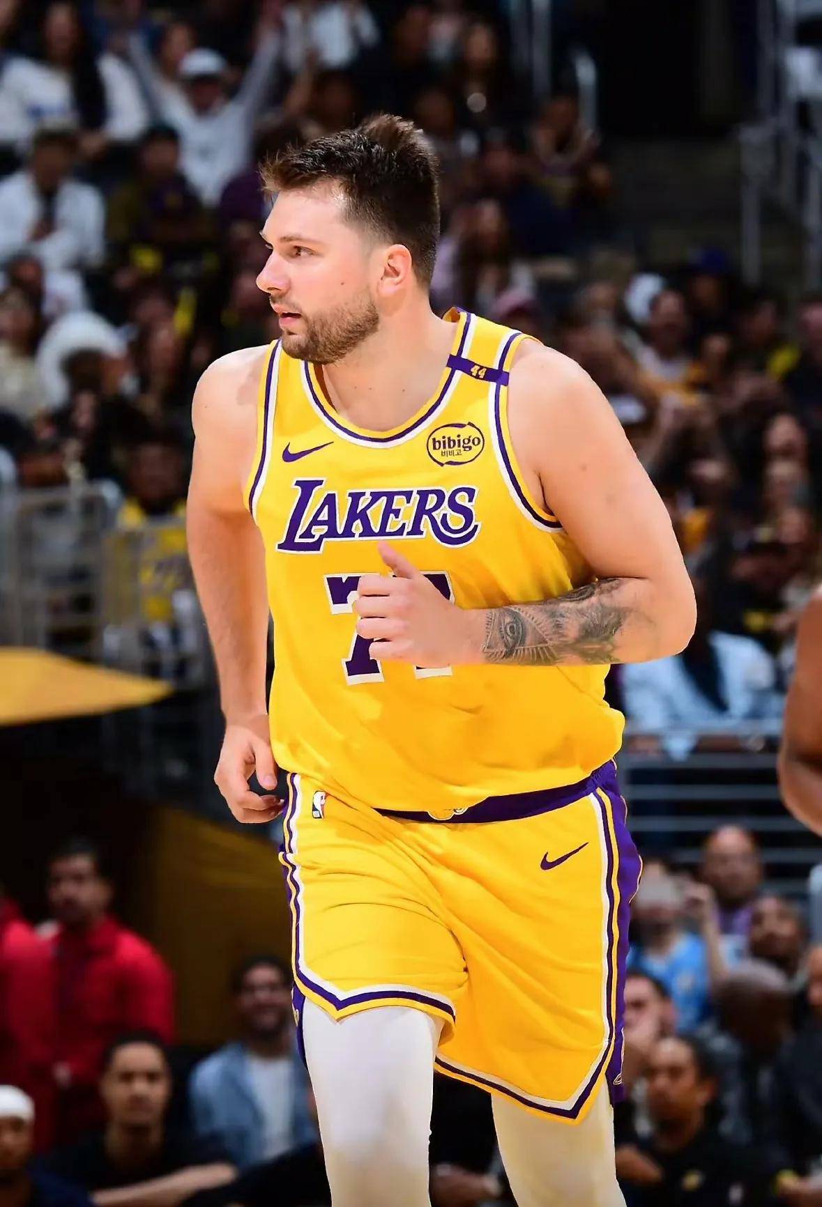 太阳战胜湖人，将系列赛扳平