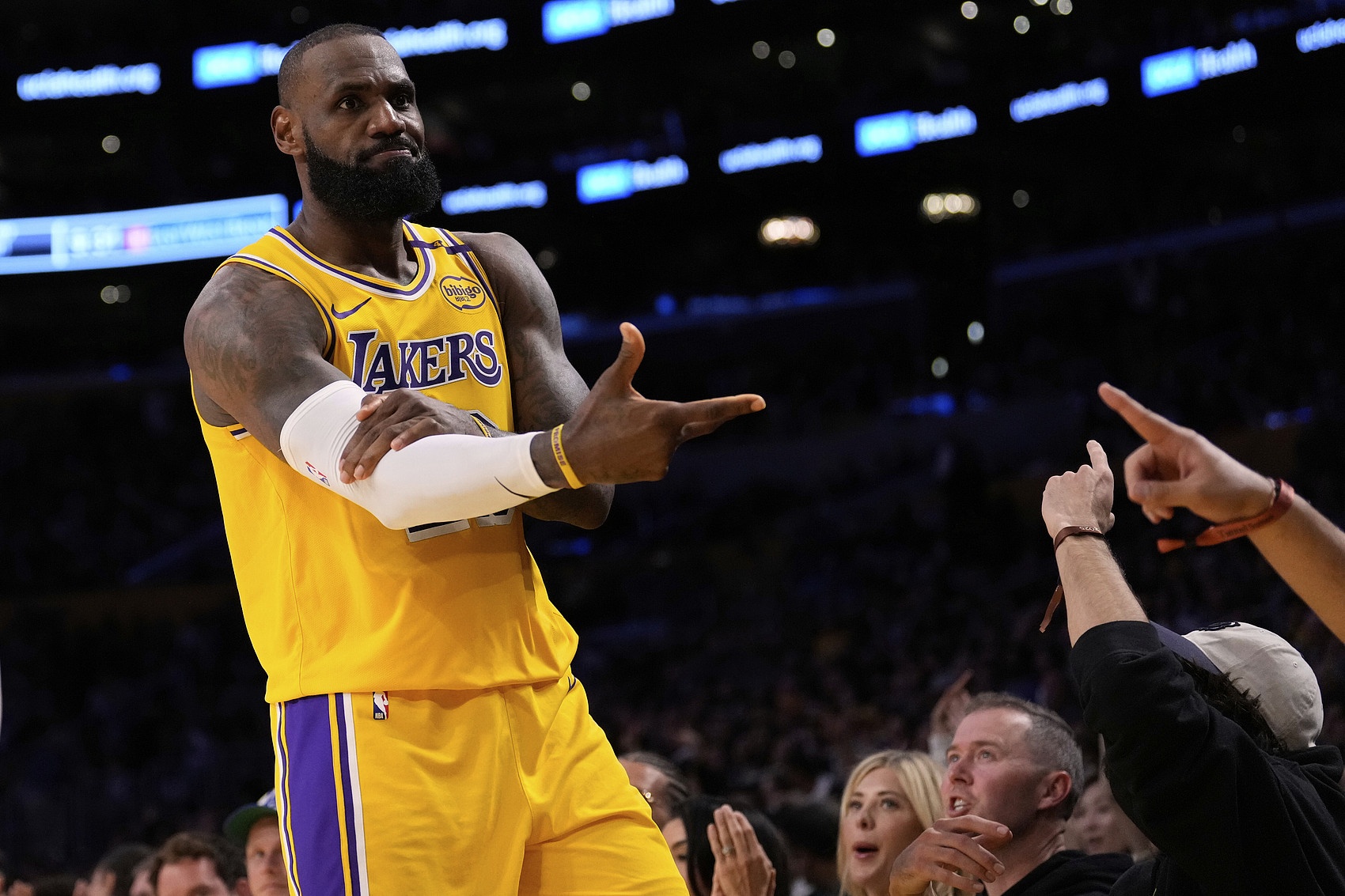 勇士队连续五场获胜，詹姆斯无可奈何