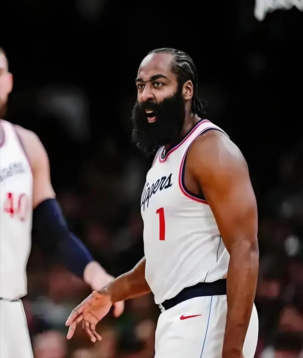 雄鹿队后卫哈登连续五场比赛得分超过40分