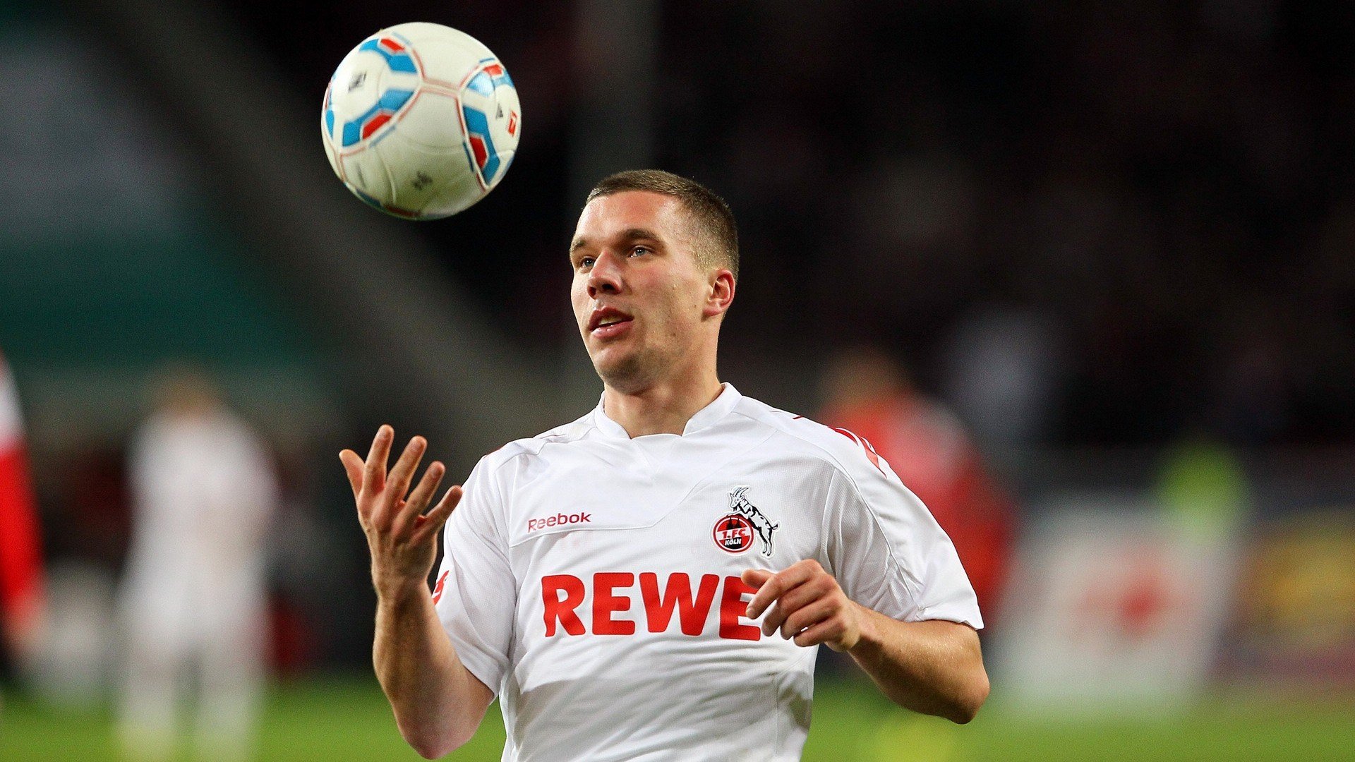 绿茵场与球台的两声惊雷