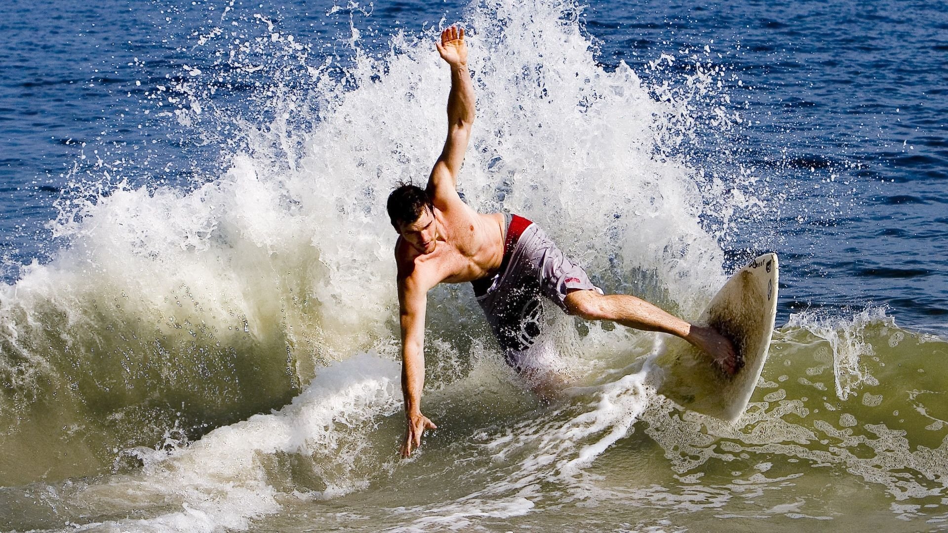 银色闪电撕裂红色神话，维斯塔潘天才一超，雷诺如何让法拉利战术沦为空谈？